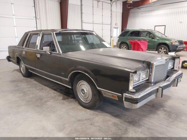  Salvage Lincoln Towncar