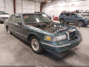  Salvage Lincoln Towncar